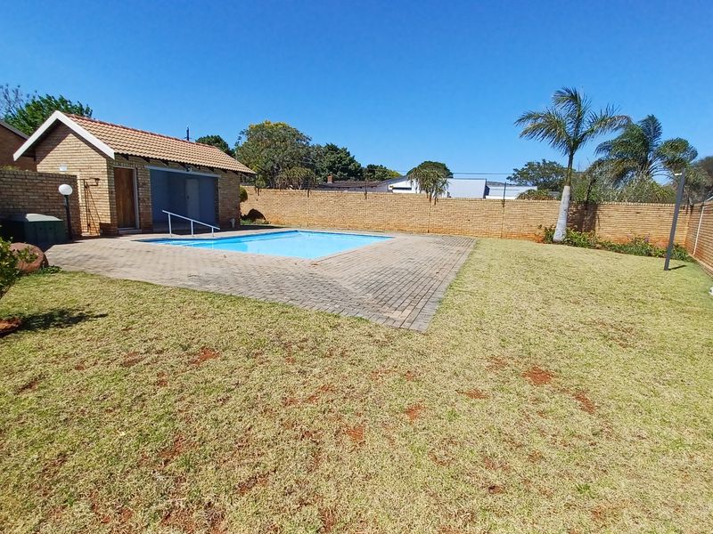 Spacious Free-Standing Townhouse with Private Garden and Pool - Photo 6