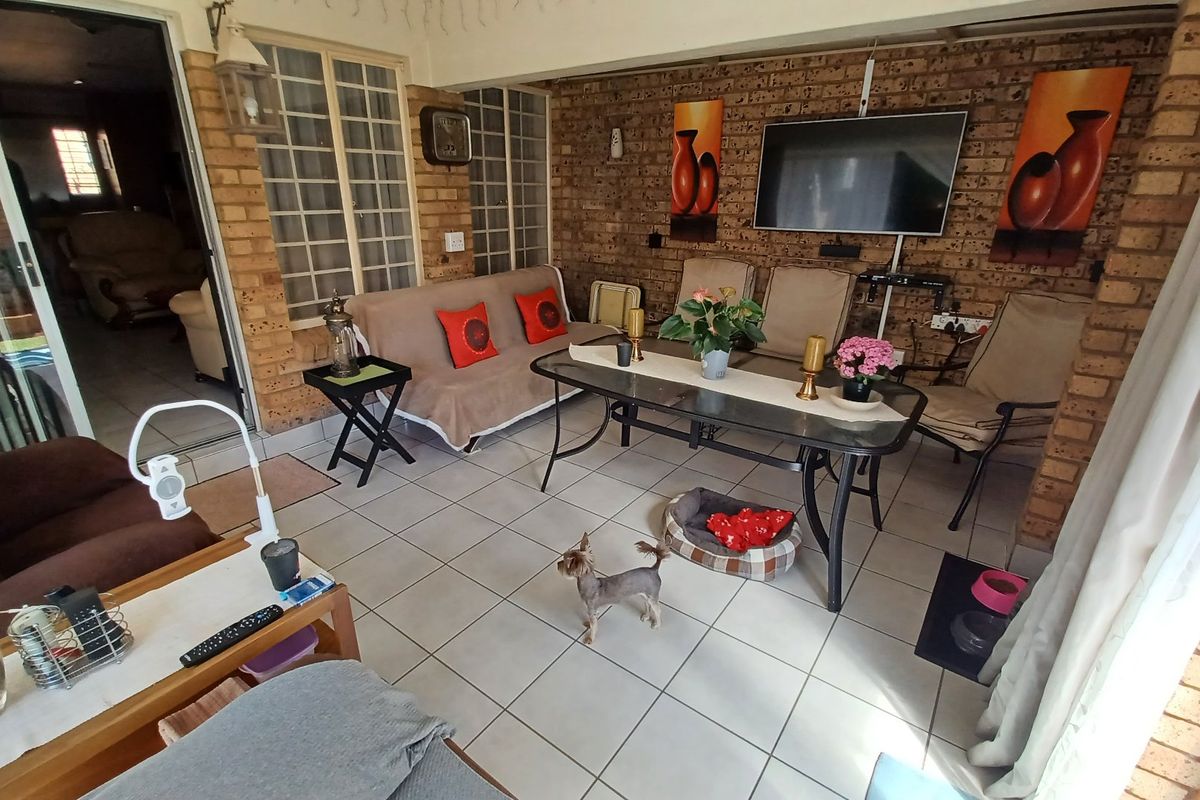 Spacious Free-Standing Townhouse with Private Garden and Pool - Photo 4