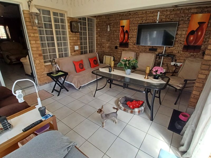 Spacious Free-Standing Townhouse with Private Garden and Pool - Photo 4