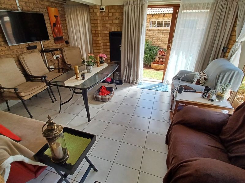 Spacious Free-Standing Townhouse with Private Garden and Pool - Photo 3