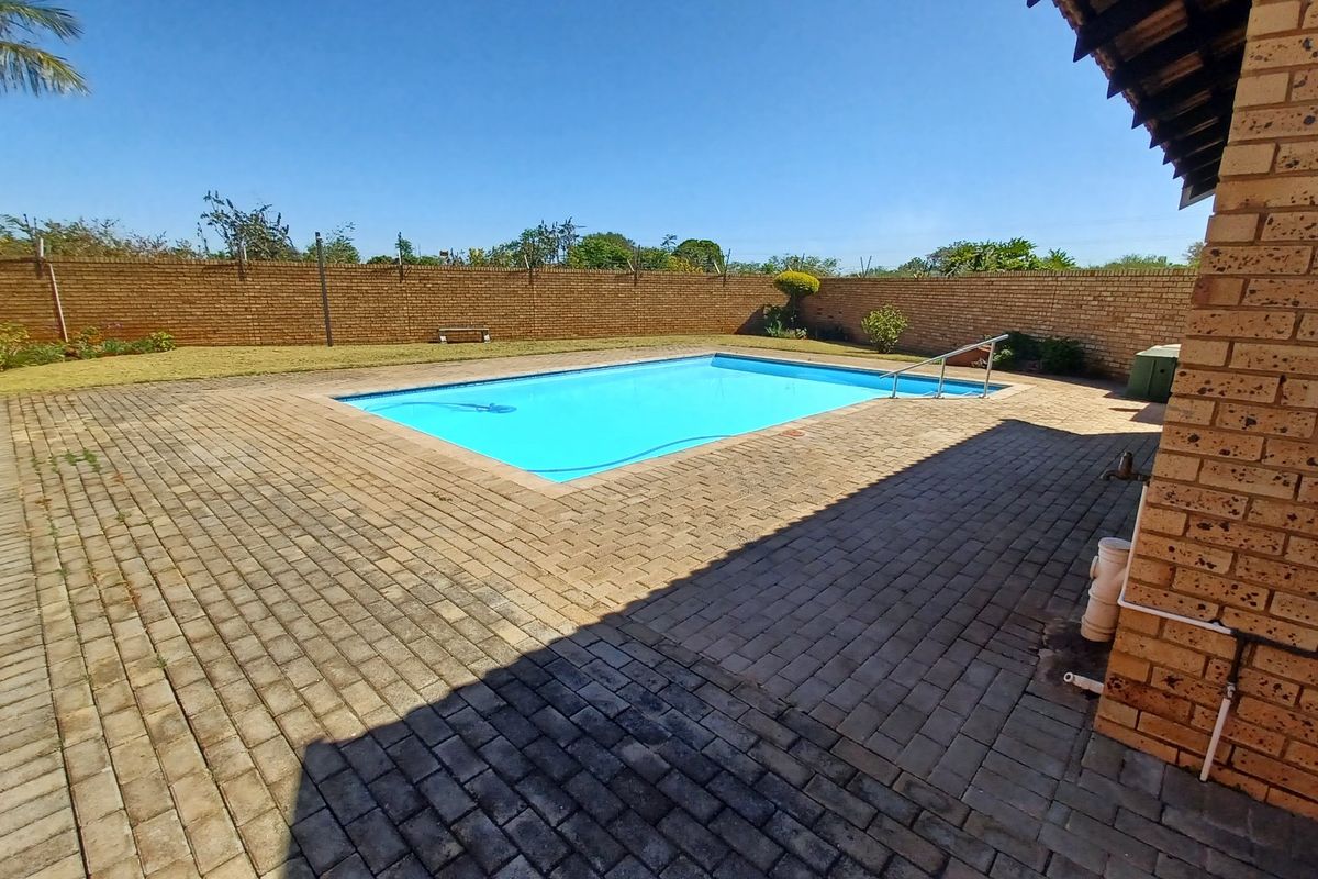 Spacious Free-Standing Townhouse with Private Garden and Pool - Photo 5
