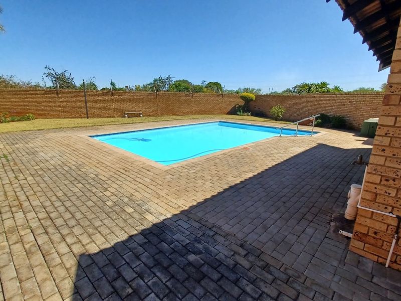Spacious Free-Standing Townhouse with Private Garden and Pool - Photo 5