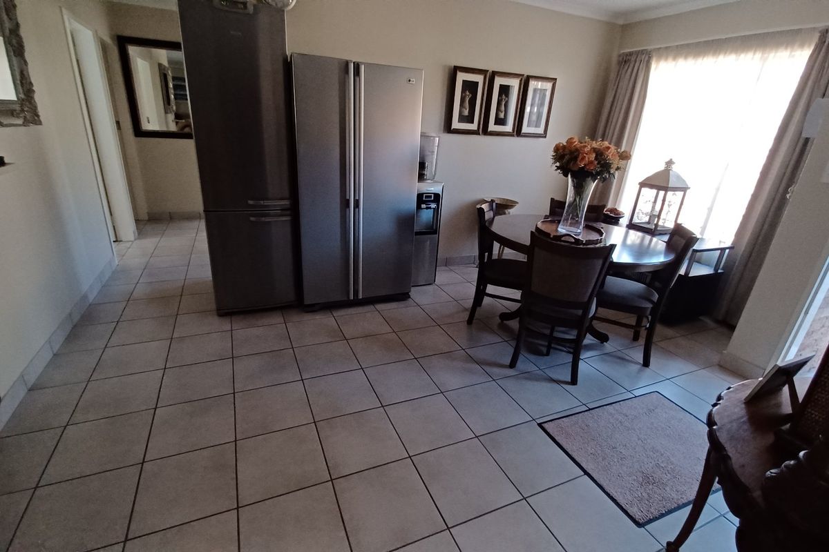 Spacious Free-Standing Townhouse with Private Garden and Pool - Photo 2