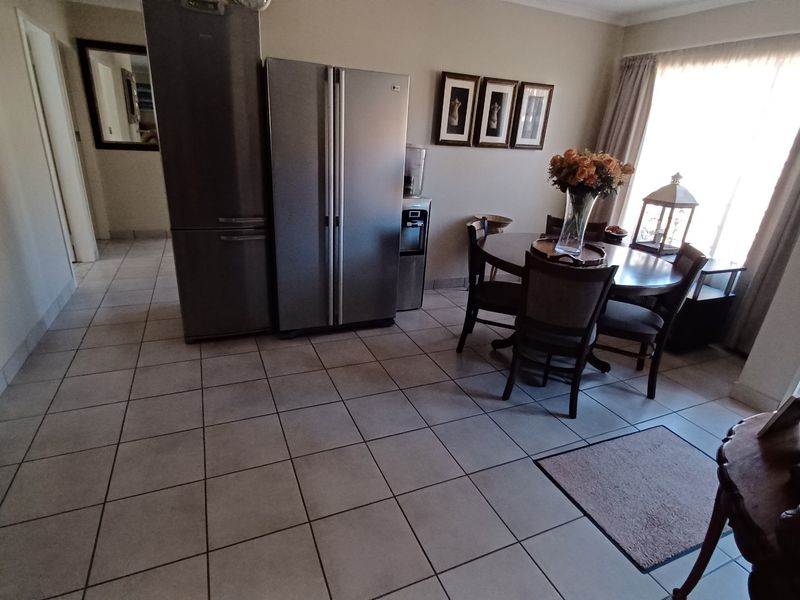 Spacious Free-Standing Townhouse with Private Garden and Pool - Photo 2