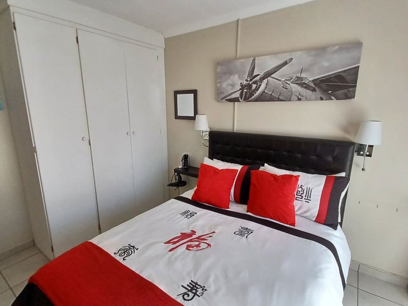 Spacious Free-Standing Townhouse with Private Garden and Pool - Photo 9
