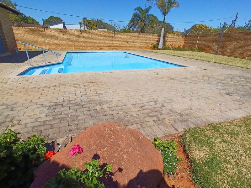 Spacious Free-Standing Townhouse with Private Garden and Pool - Photo 7