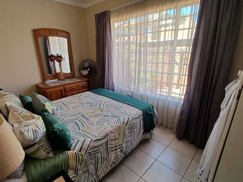 Spacious Free-Standing Townhouse with Private Garden and Pool - Photo 8