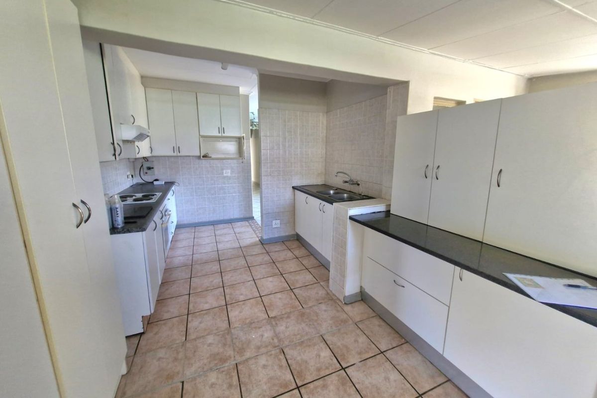 Modern Family Living with Exceptional Entertainment Features in Sinoville - Photo 3