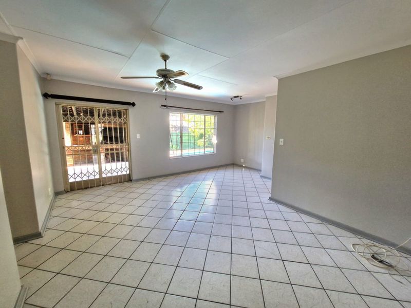 Modern Family Living with Exceptional Entertainment Features in Sinoville - Photo 10