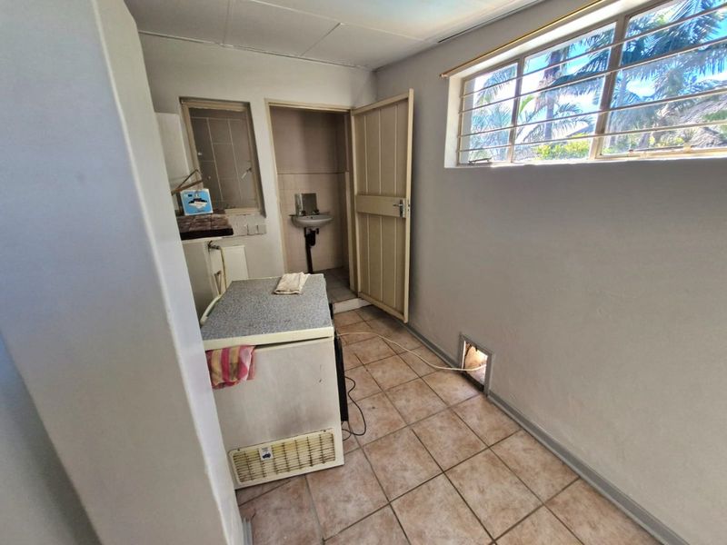 Modern Family Living with Exceptional Entertainment Features in Sinoville - Photo 7