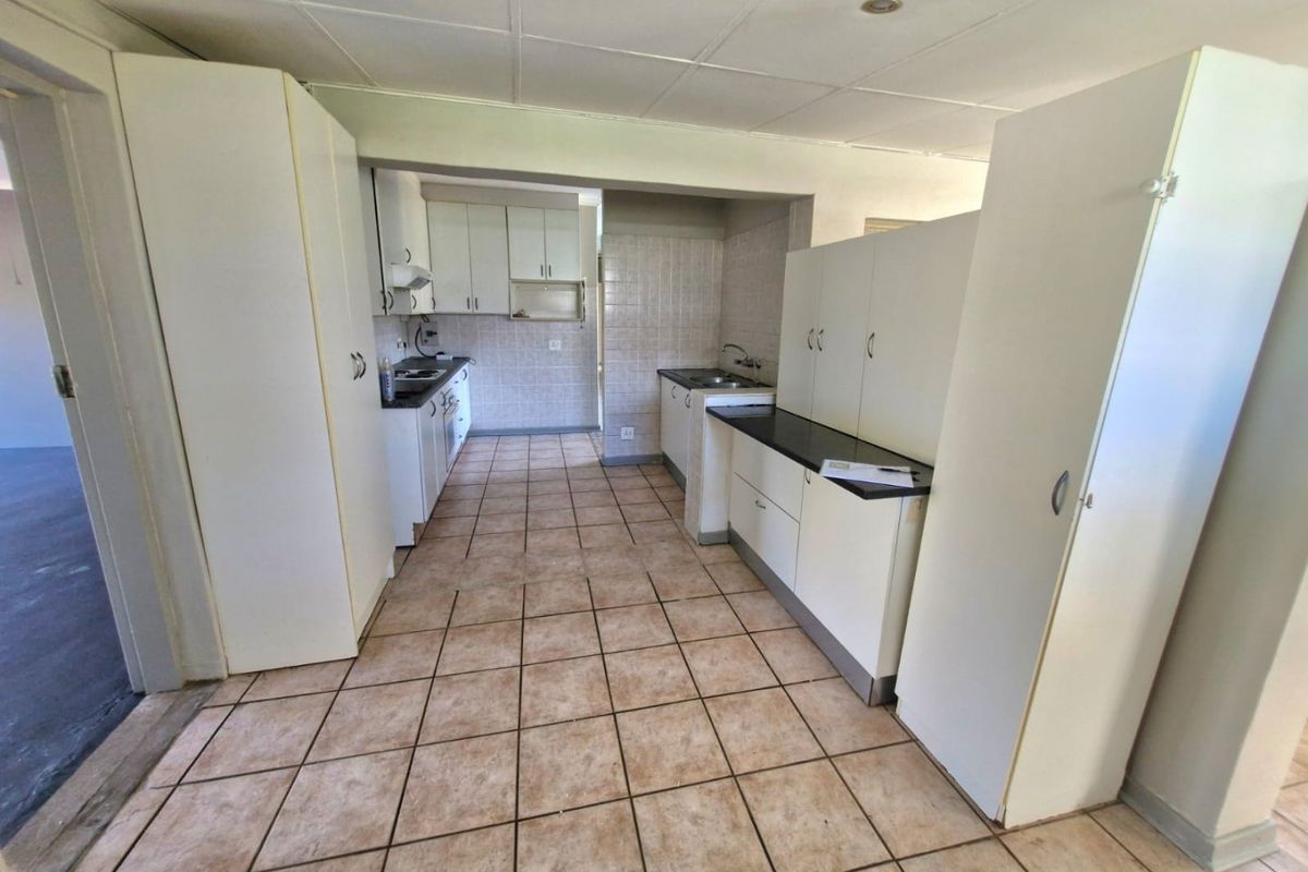 Modern Family Living with Exceptional Entertainment Features in Sinoville - Photo 5