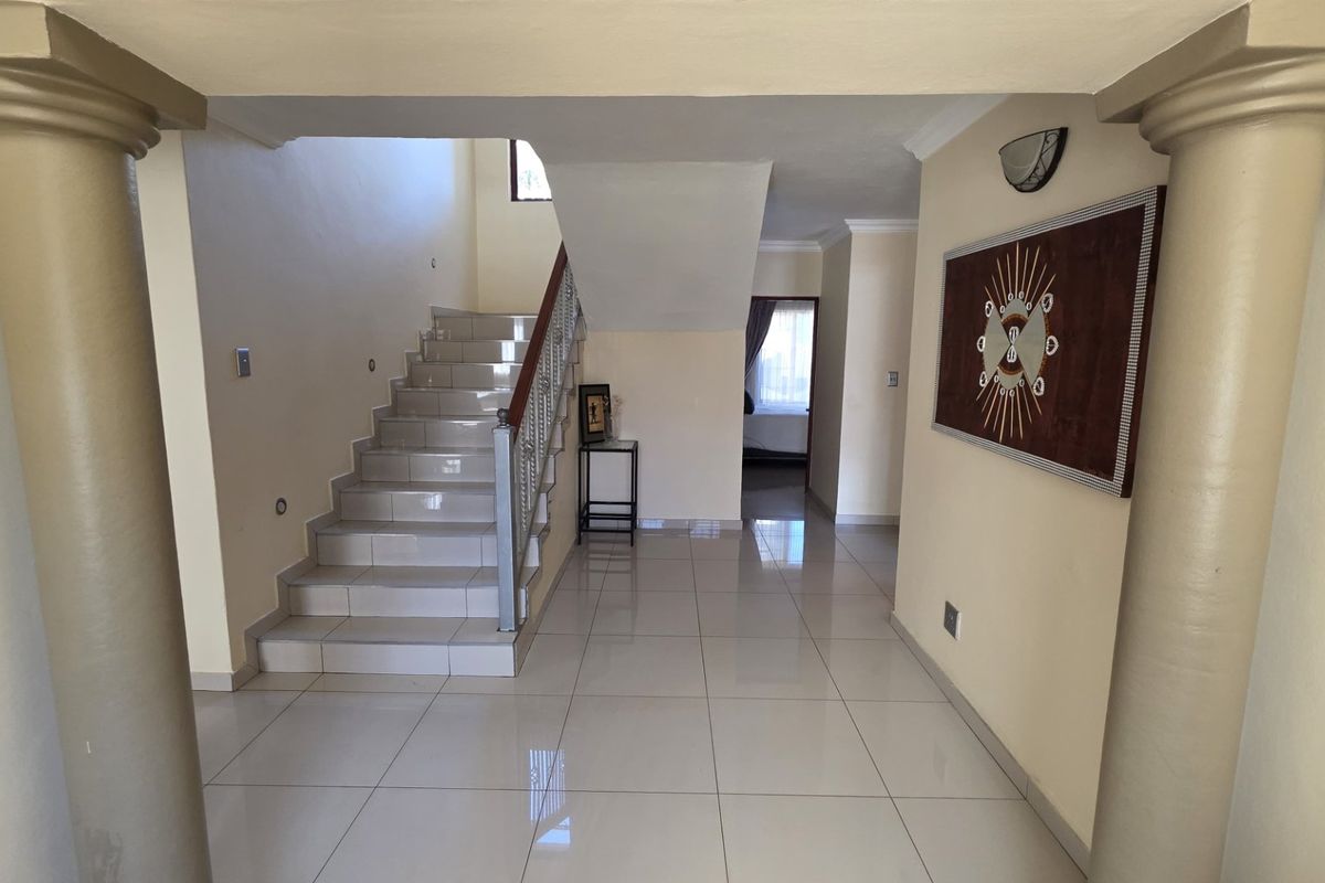 Elegant Modern Living in Sought-After Rose Acres Estate - Photo 5
