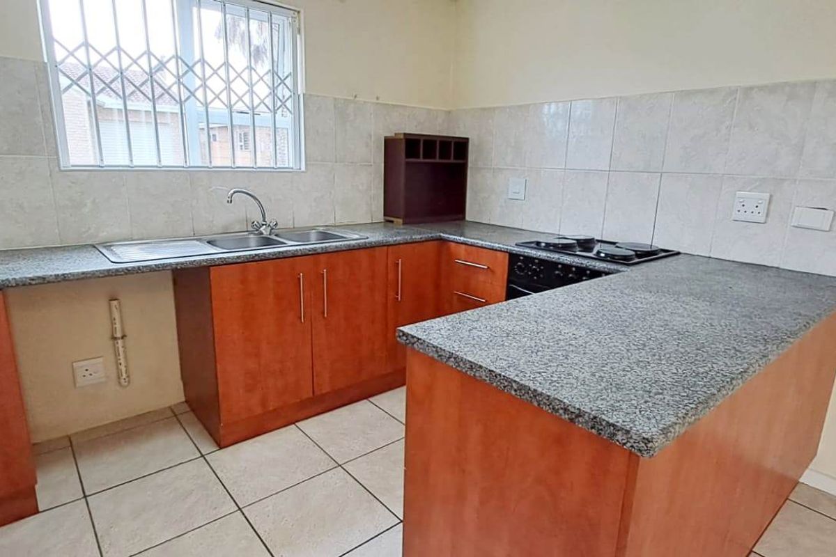 BRIDGEMEADE 3 BED 2 BATH HOUSE WITH SINGLE GARAGE FOR RENT - Photo 3