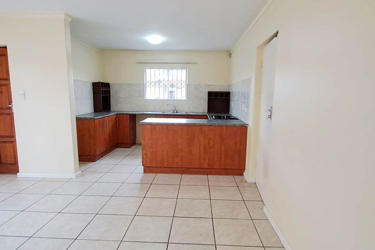 BRIDGEMEADE 3 BED 2 BATH HOUSE WITH SINGLE GARAGE FOR RENT - Photo 2
