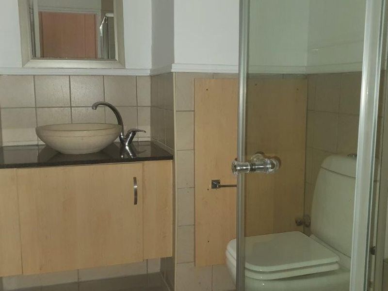 Secure 2 Bedroom Apartment  in Nieuw Muckleneuk / Brooklyn - Photo 7