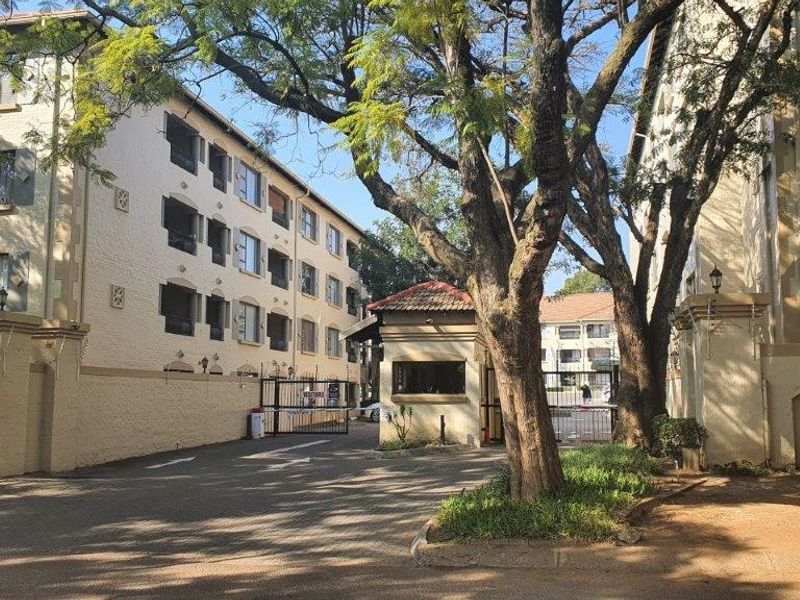 Secure 2 Bedroom Apartment  in Nieuw Muckleneuk / Brooklyn - Photo 2