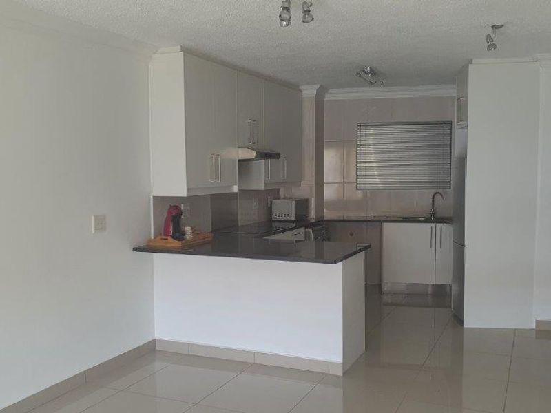 Secure 2 Bedroom Apartment  in Nieuw Muckleneuk / Brooklyn - Photo 4