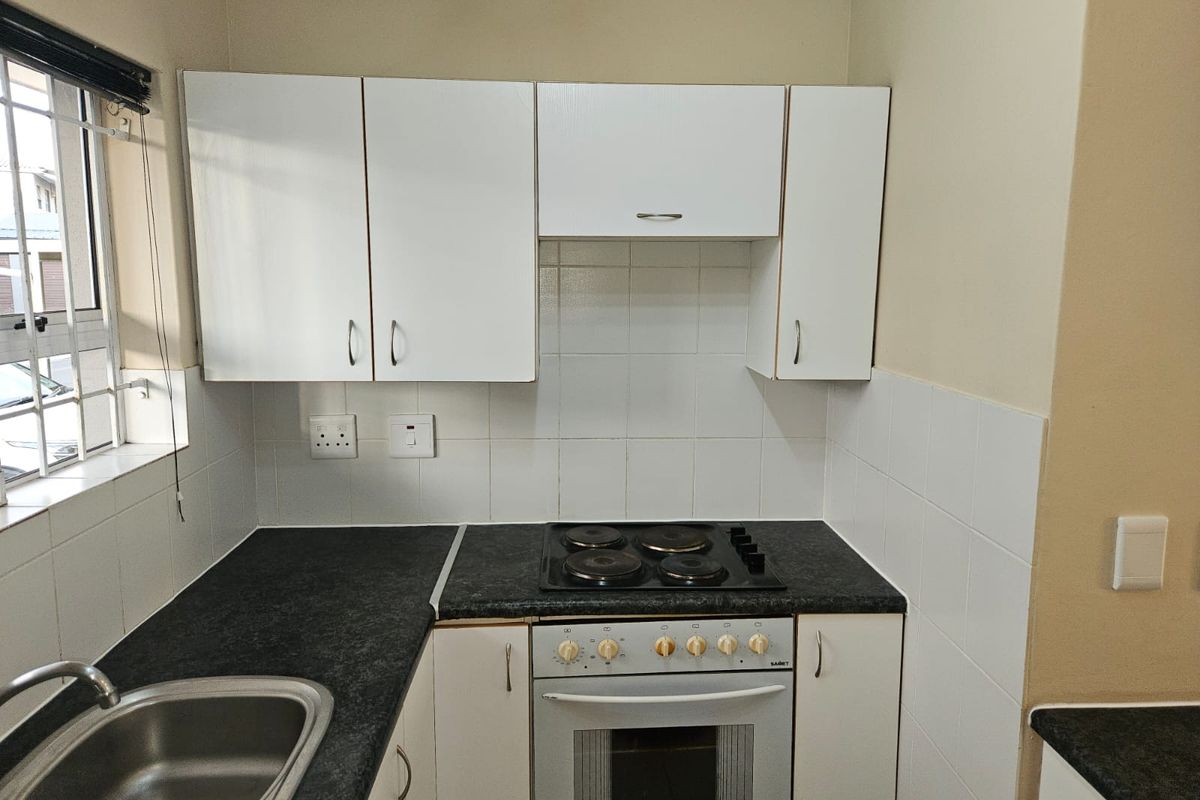 GROUND FLOOR 1 BED IN BELLEFLEUR, BELLVILLE - Photo 4