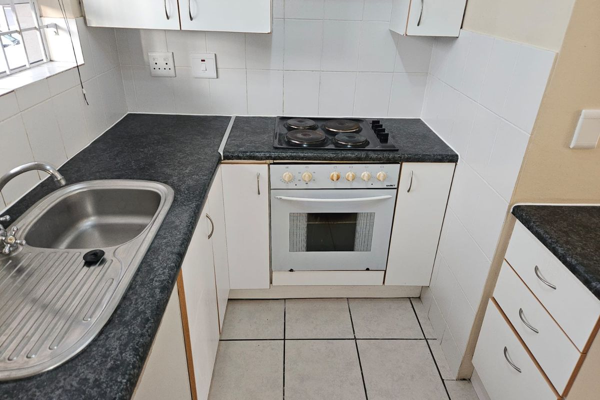 GROUND FLOOR 1 BED IN BELLEFLEUR, BELLVILLE - Photo 3