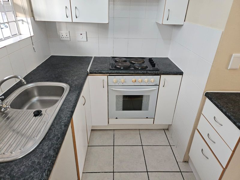 GROUND FLOOR 1 BED IN BELLEFLEUR, BELLVILLE - Photo 3