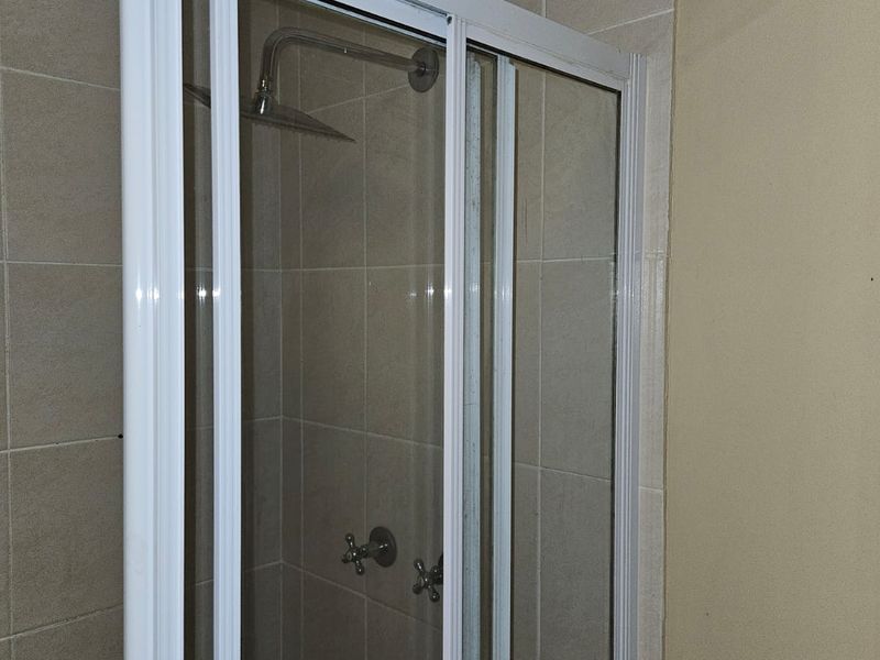 GROUND FLOOR 1 BED IN BELLEFLEUR, BELLVILLE - Photo 10