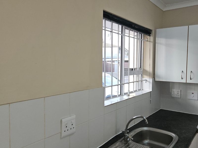 GROUND FLOOR 1 BED IN BELLEFLEUR, BELLVILLE - Photo 9