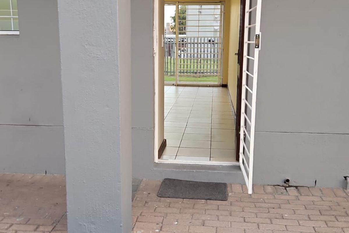 GROUND FLOOR 1 BED IN BELLEFLEUR, BELLVILLE - Photo 2