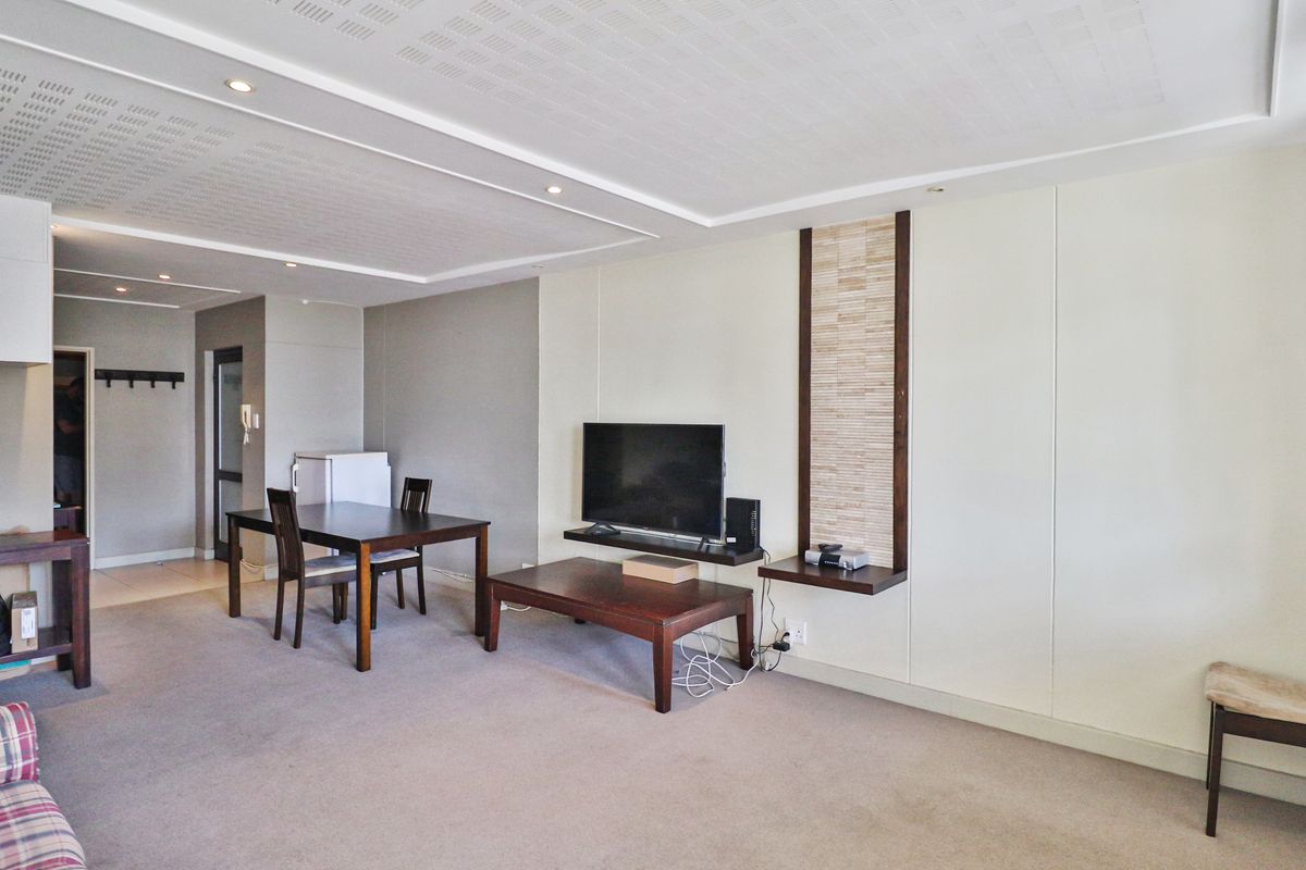 HUMEWOOD FURNISHED 2 BED 1.5 BATH APARTMENT WITH SECURE PARKING FOR RENT - Photo 3