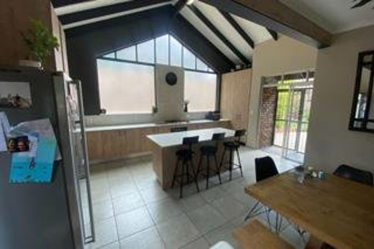 Modern 4-Bedroom Family Home Designed for Comfort and Entertaining - Photo 2