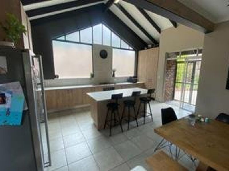 Modern 4-Bedroom Family Home Designed for Comfort and Entertaining - Photo 2