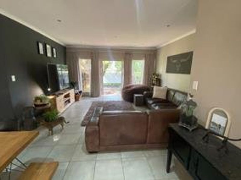 Modern 4-Bedroom Family Home Designed for Comfort and Entertaining - Photo 10