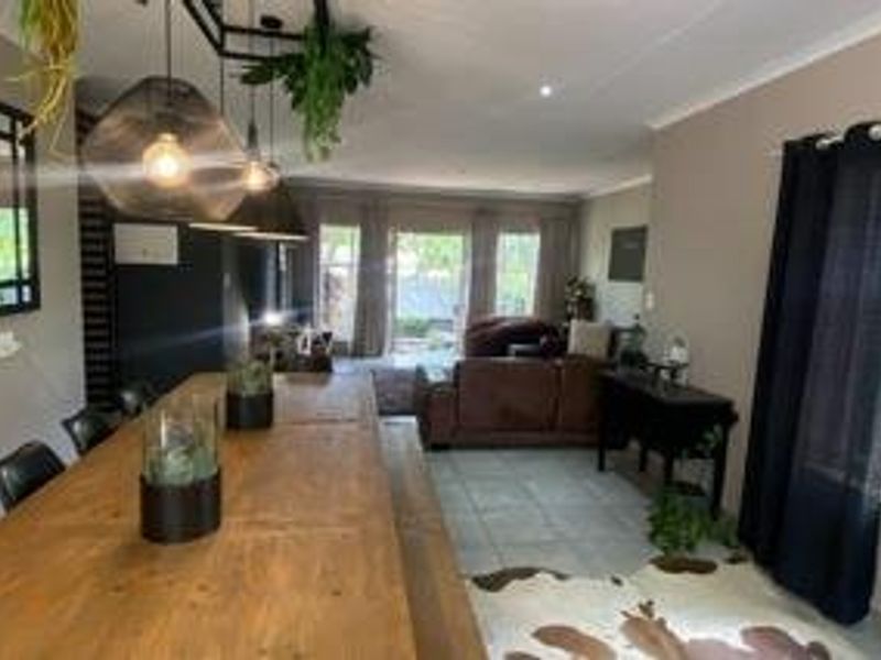 Modern 4-Bedroom Family Home Designed for Comfort and Entertaining - Photo 9