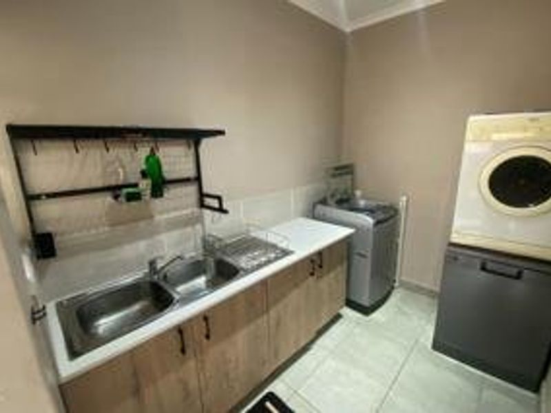Modern 4-Bedroom Family Home Designed for Comfort and Entertaining - Photo 7