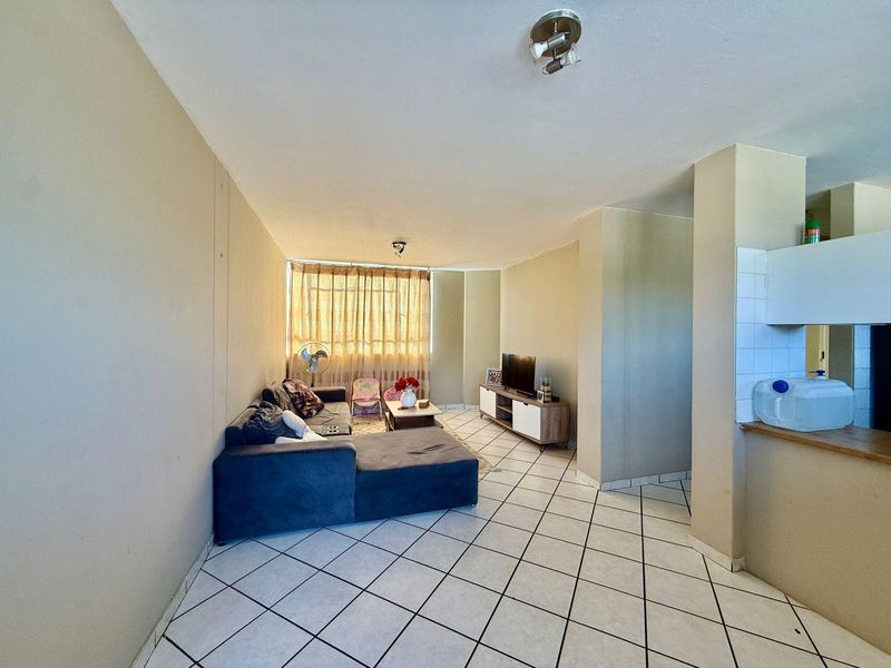 Secure & Convenient Fifth-Floor Apartment in Pretoria North - Photo 1