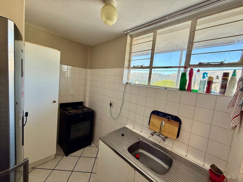 Secure & Convenient Fifth-Floor Apartment in Pretoria North - Photo 6