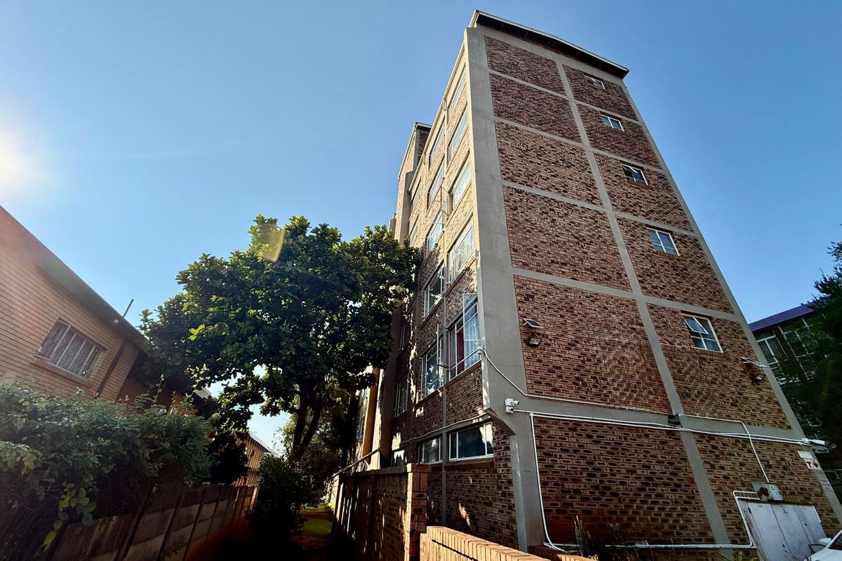 Secure & Convenient Fifth-Floor Apartment in Pretoria North - Photo 3