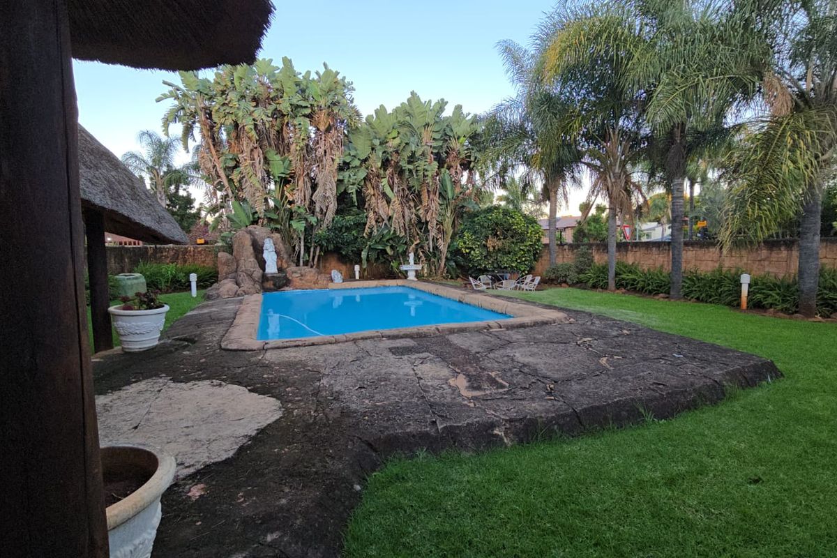 Spacious Family Living in the Heart of Karenpark - Photo 4