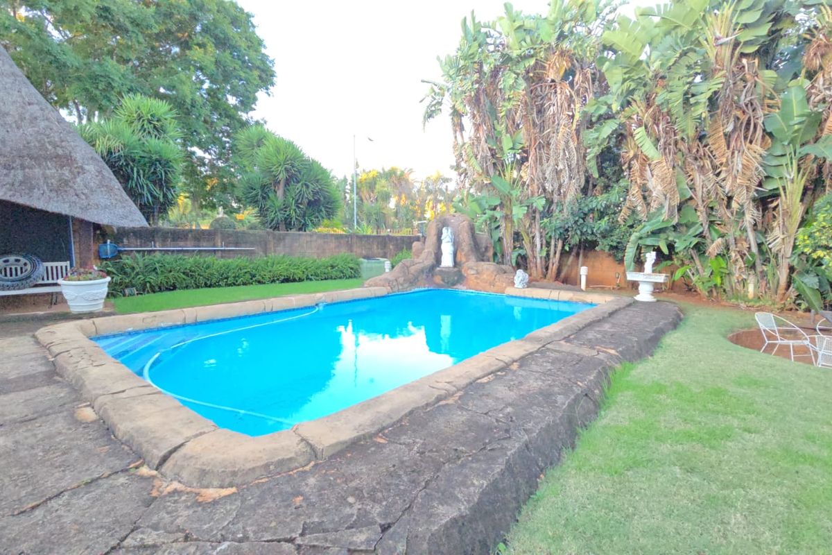 Spacious Family Living in the Heart of Karenpark - Photo 2
