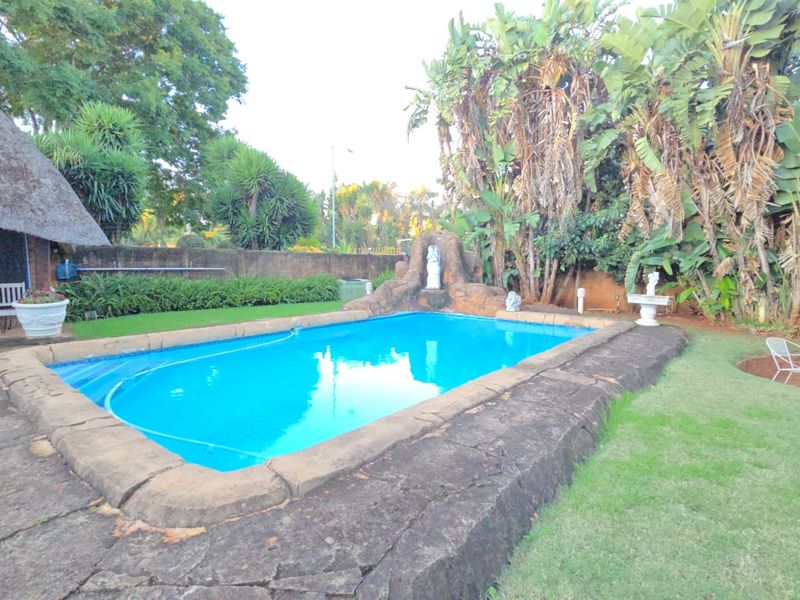 Spacious Family Living in the Heart of Karenpark - Photo 2