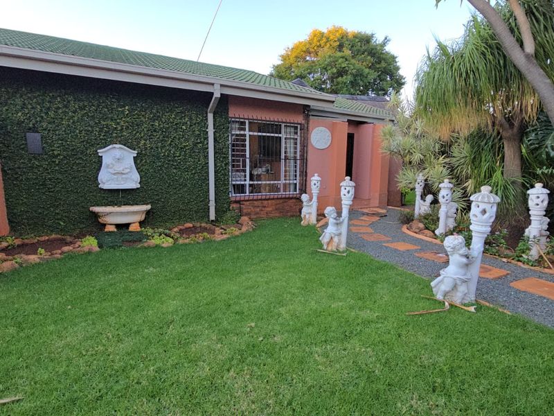 Spacious Family Living in the Heart of Karenpark - Photo 8