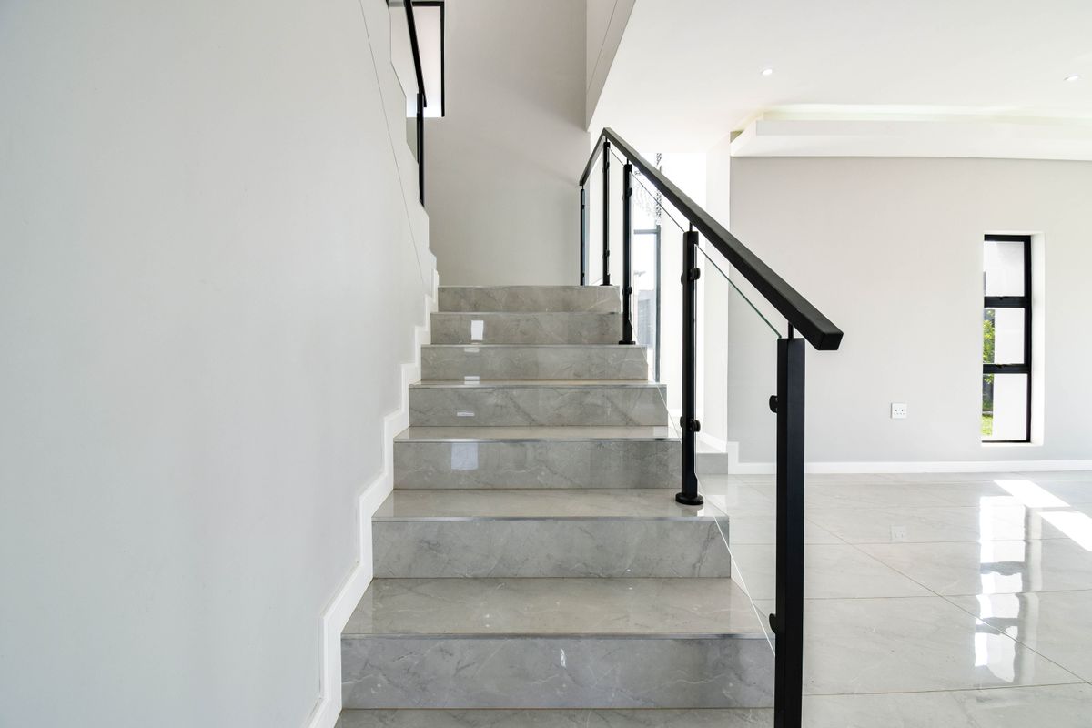 Elegant Family Living in Prestigious Fountainbrook Estate - Photo 4