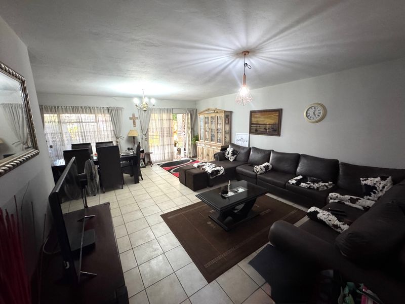 Charming Townhouse with Private Garden in a Prime Location - Photo 1