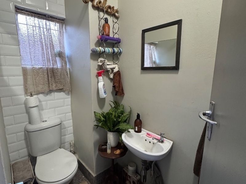 Charming Townhouse with Private Garden in a Prime Location - Photo 6