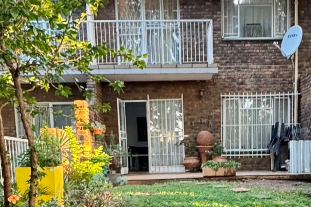 Charming Townhouse with Private Garden in a Prime Location - Photo 3