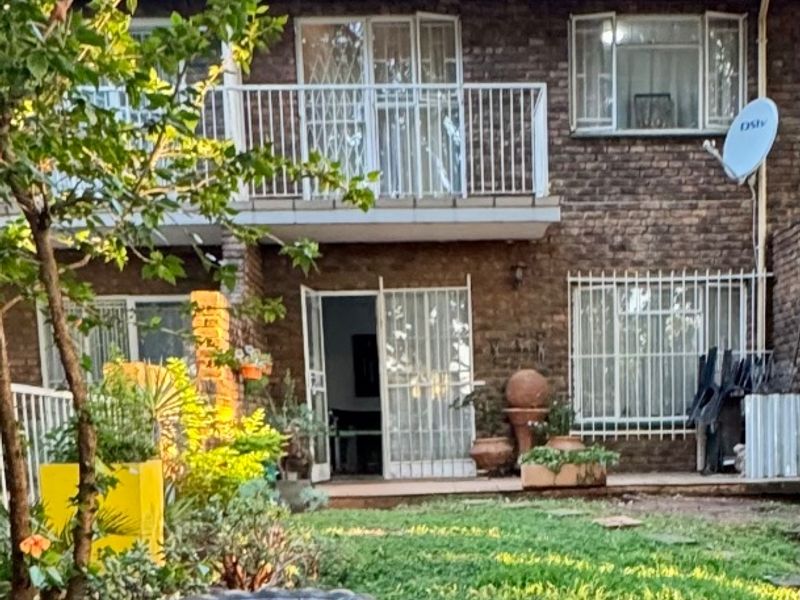 Charming Townhouse with Private Garden in a Prime Location - Photo 3