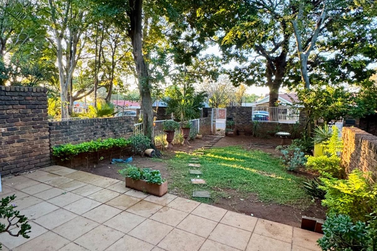 Charming Townhouse with Private Garden in a Prime Location - Photo 2