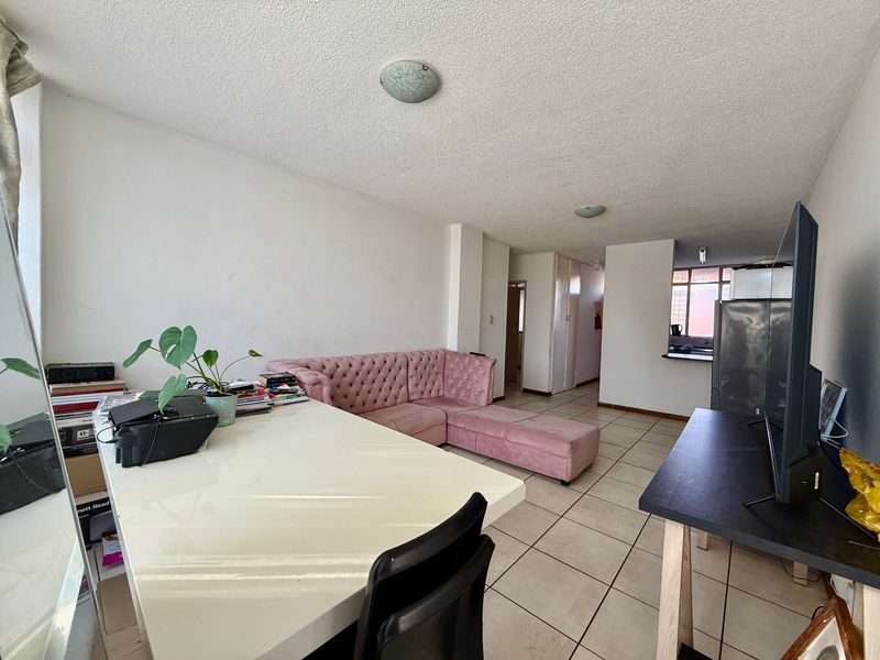 Comfortable & Secure First-Floor Living in Pretoria North - Photo 4