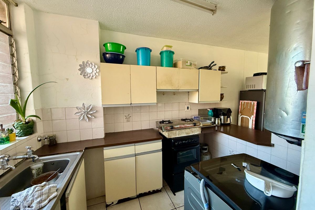 Comfortable & Secure First-Floor Living in Pretoria North - Photo 2