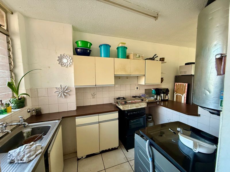 Comfortable & Secure First-Floor Living in Pretoria North - Photo 2