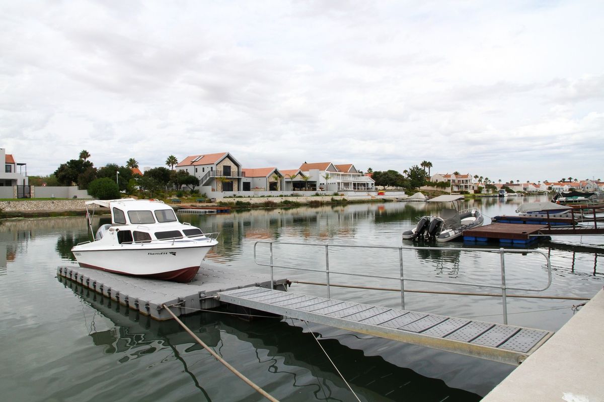 Unparalleled Luxury Canal-Side Living in Port Owen – A Must-See Gem! - Photo 4